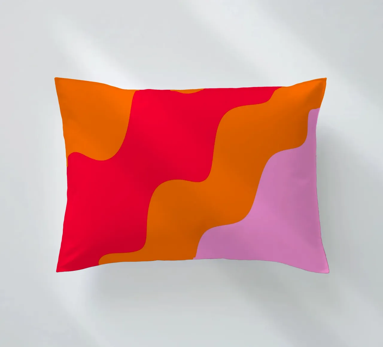 Kleurblok golvende vormen roze, rood, oranje kussen van Wackapacka