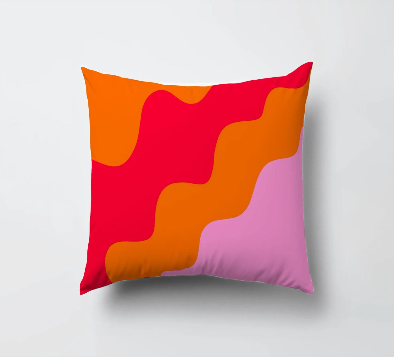 Forme ondulate in color blocking rosa, rosso, arancione cuscino da Wackapacka