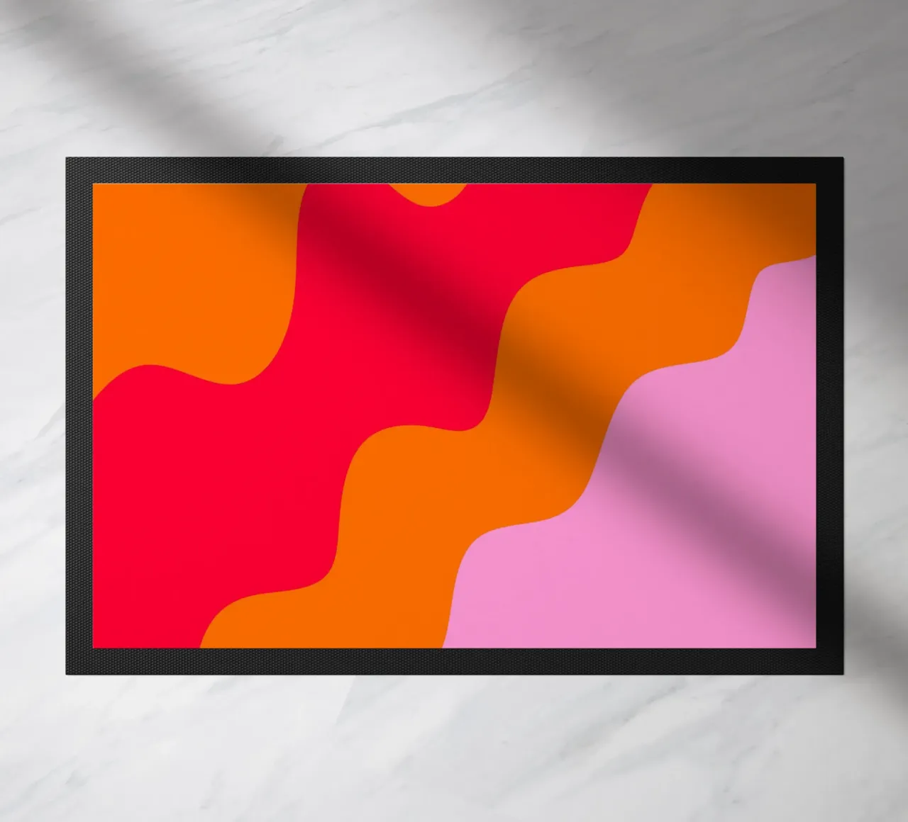 Color blocking formes ondulées rose, rouge, orange paillasson de Wackapacka