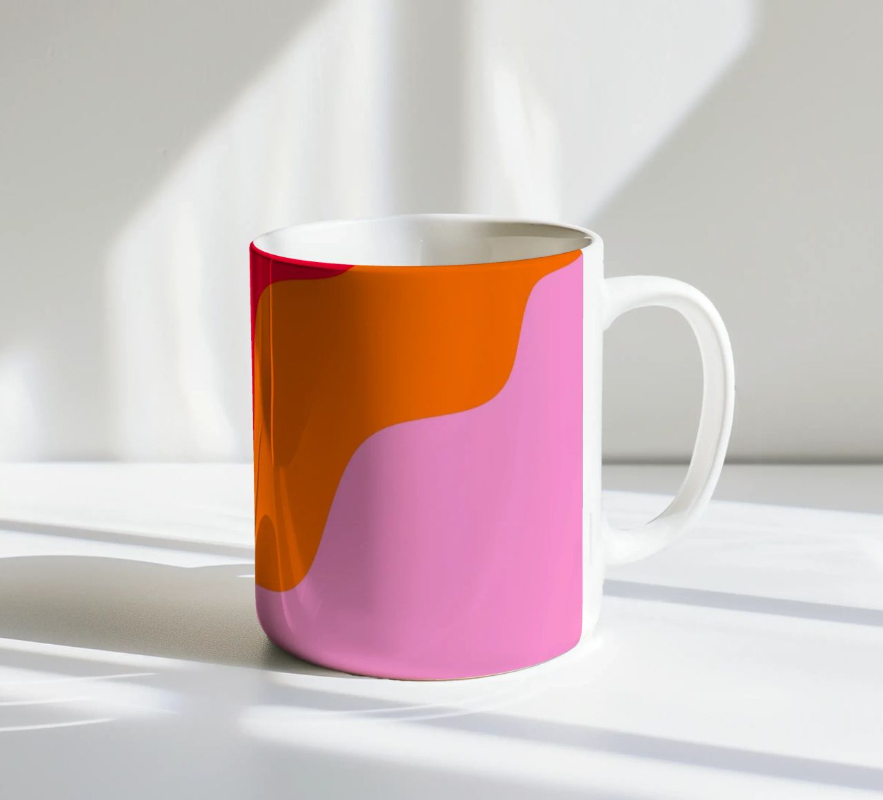 Forme ondulate in color blocking rosa, rosso, arancione tazza in ceramica da Wackapacka