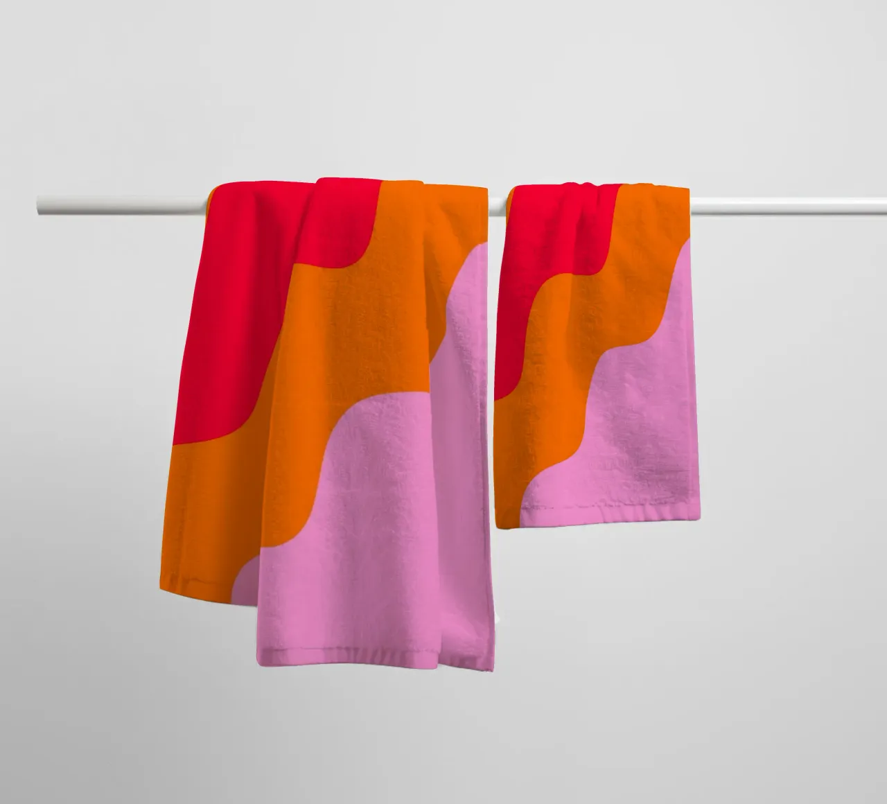 Forme ondulate in color blocking rosa, rosso, arancione asciugamano da bagno da Wackapacka