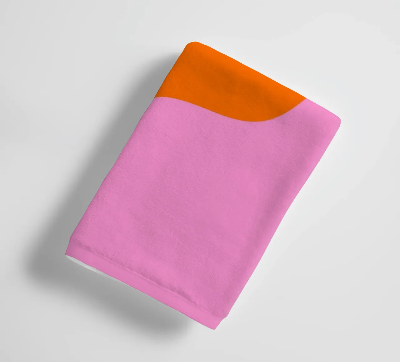 Forme ondulate in color blocking rosa, rosso, arancione asciugamano da bagno da Wackapacka