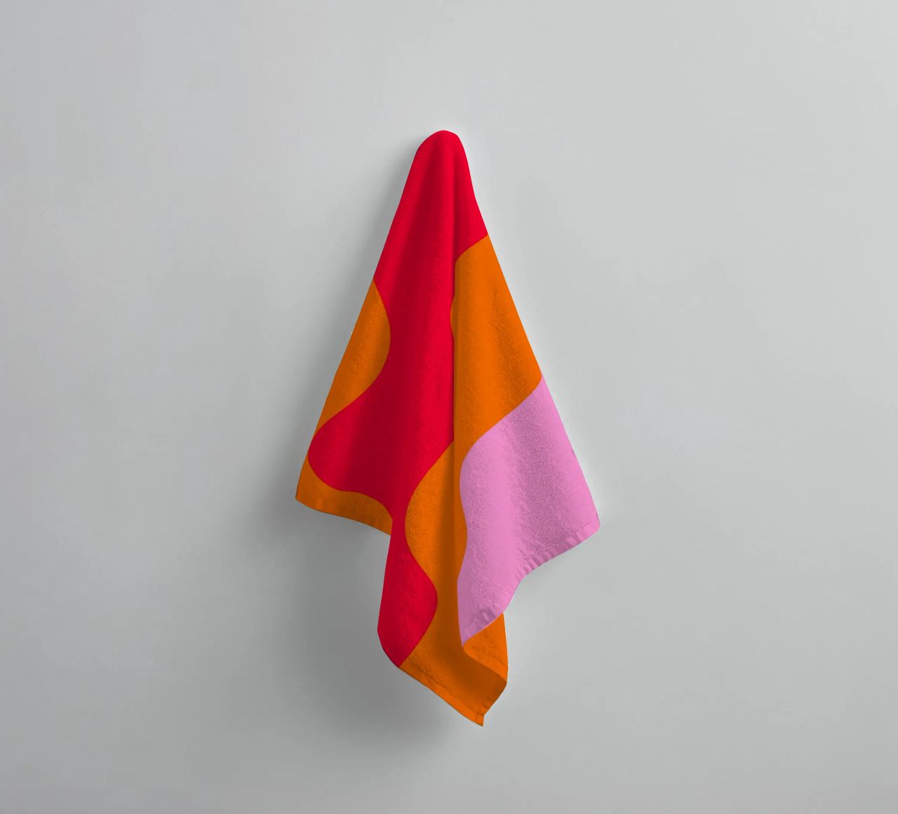 Forme ondulate in color blocking rosa, rosso, arancione asciugamano da bagno da Wackapacka