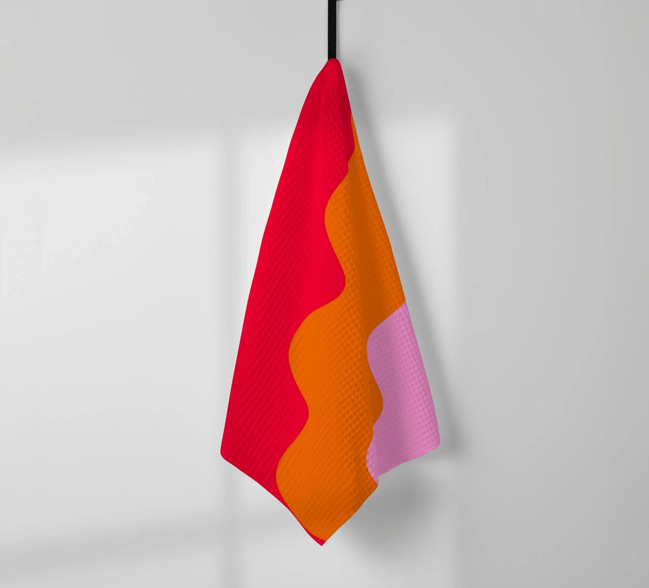 Forme ondulate in color blocking rosa, rosso, arancione canovaccio da cucina da Wackapacka