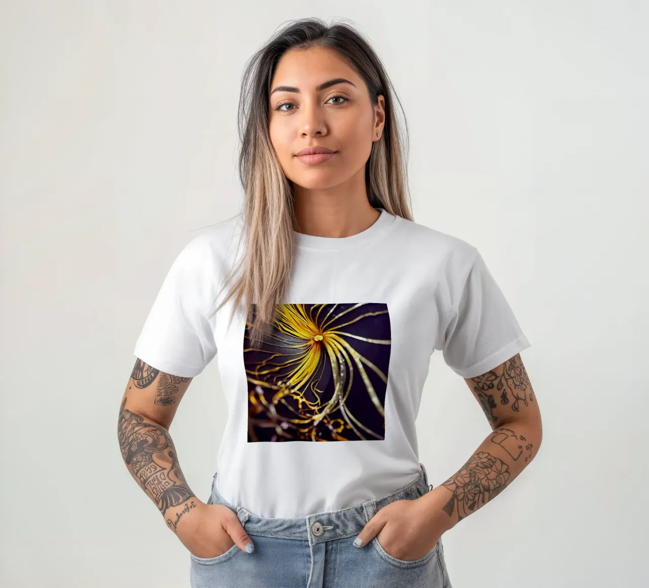 Macro Fiore di curcuma nera t-shirt da Bold Blooms