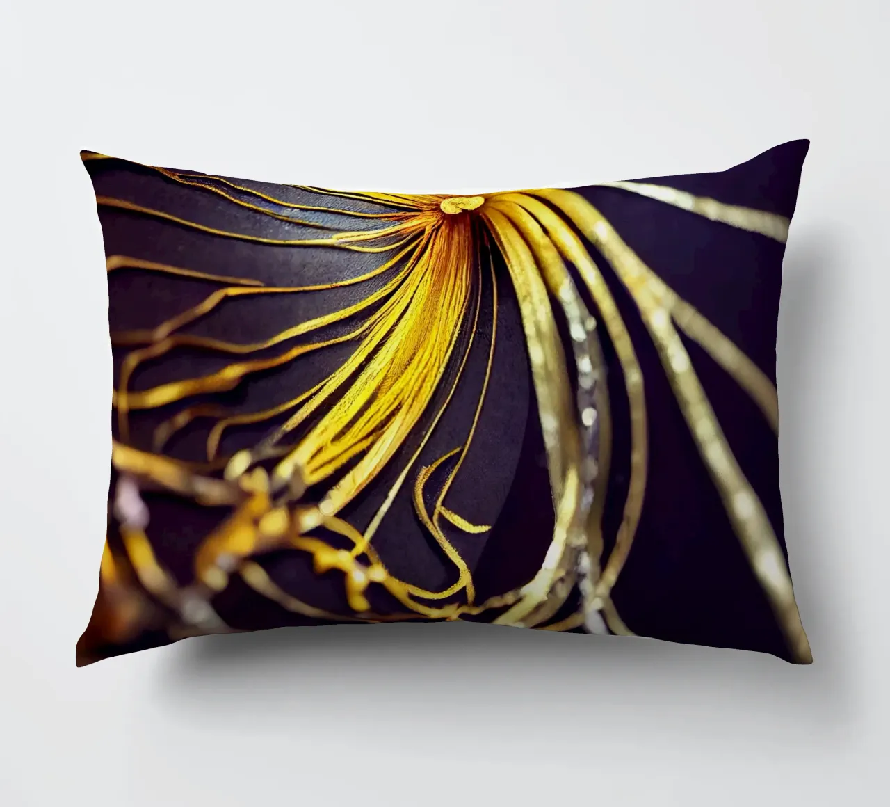 Macro Fiore di curcuma nera cuscino da Bold Blooms