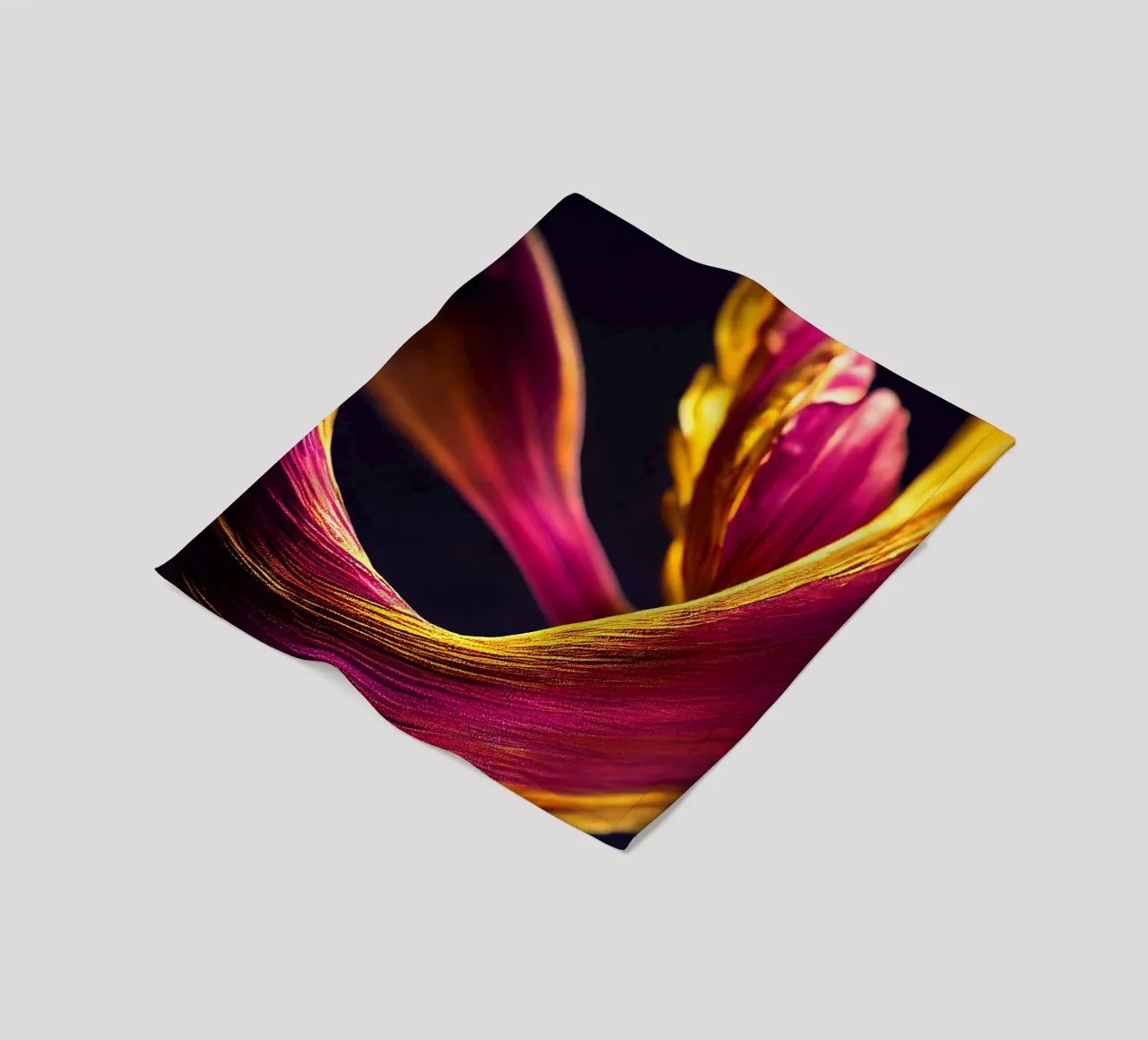 Macro Fiore di curcuma nera coperta in pile da Bold Blooms