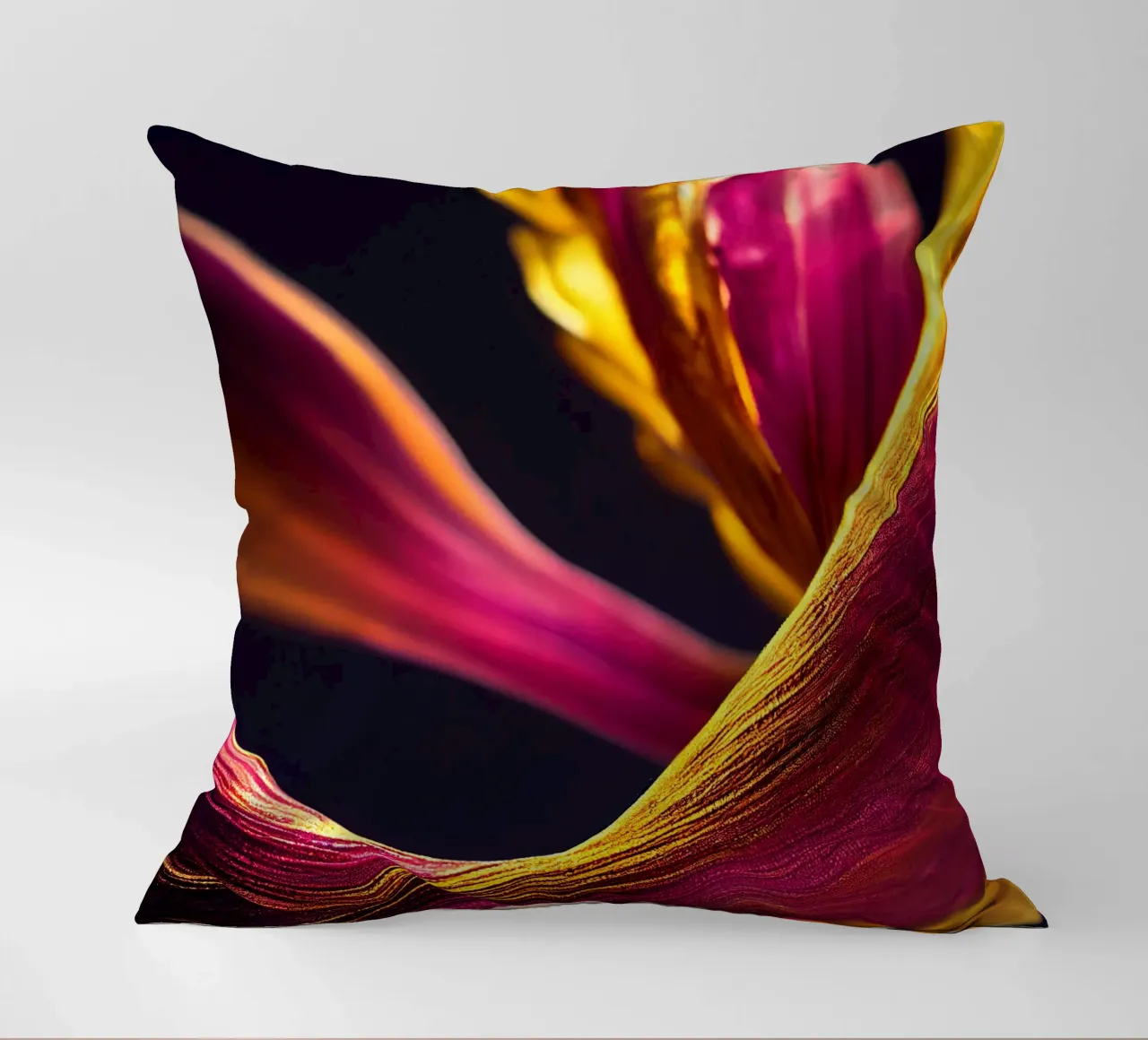 Macro Fiore di curcuma nera cuscino da Bold Blooms