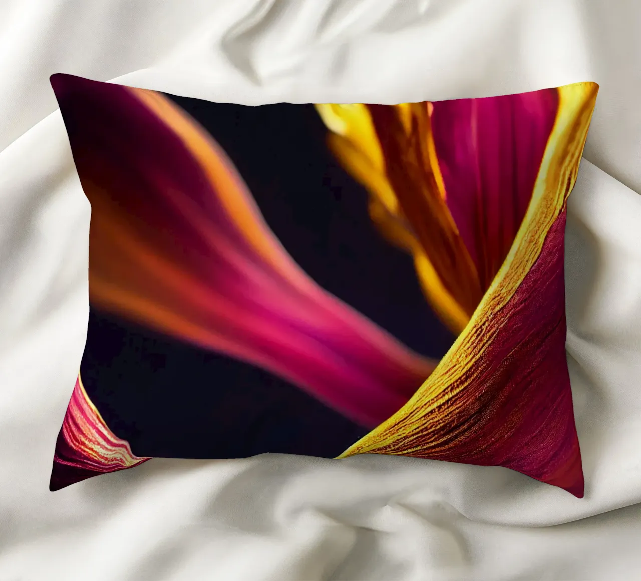 Macro Fiore di curcuma nera cuscino da Bold Blooms