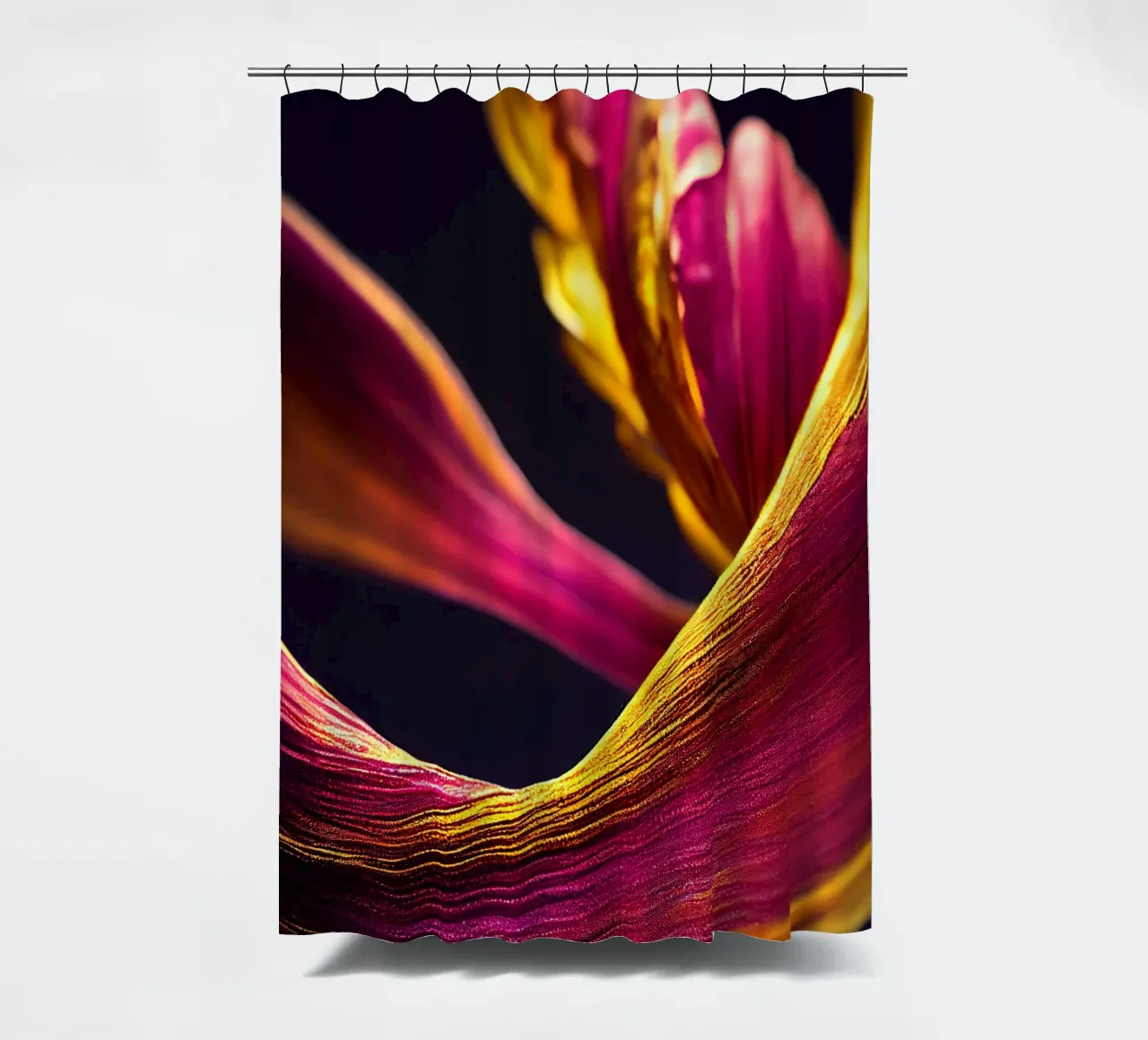 Macro Fiore di curcuma nera tenda da doccia da Bold Blooms