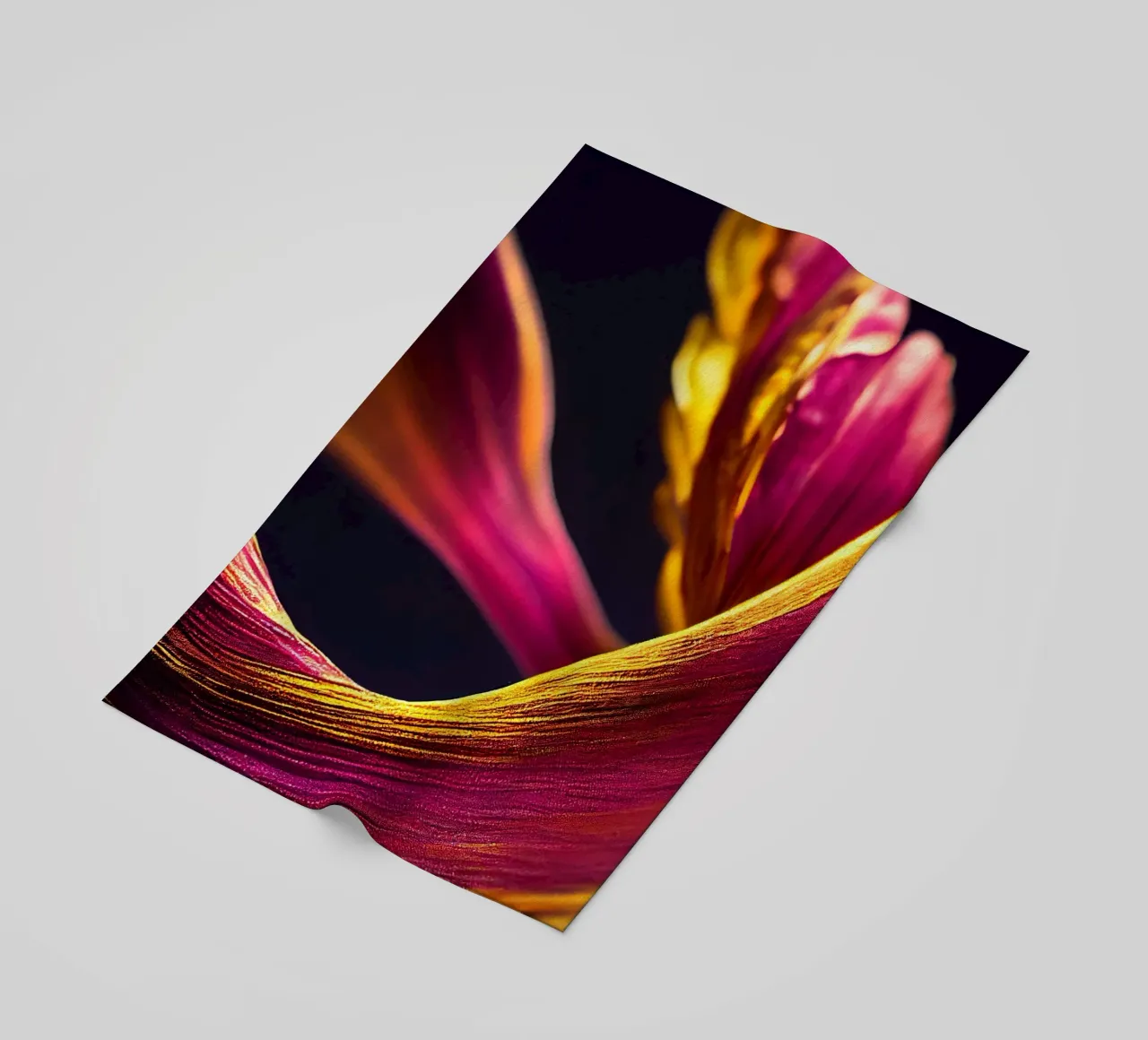 Macro Fiore di curcuma nera telo mare da Bold Blooms