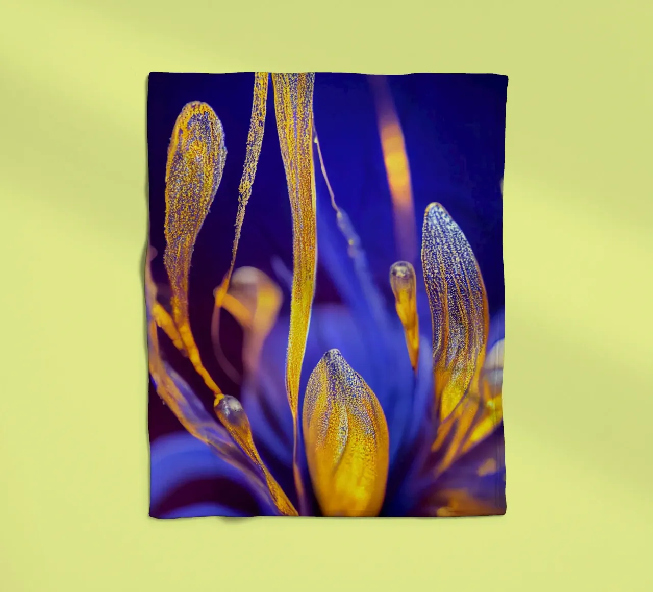 Macro Fiore blu di cespuglio di fontana coperta in pile da Bold Blooms