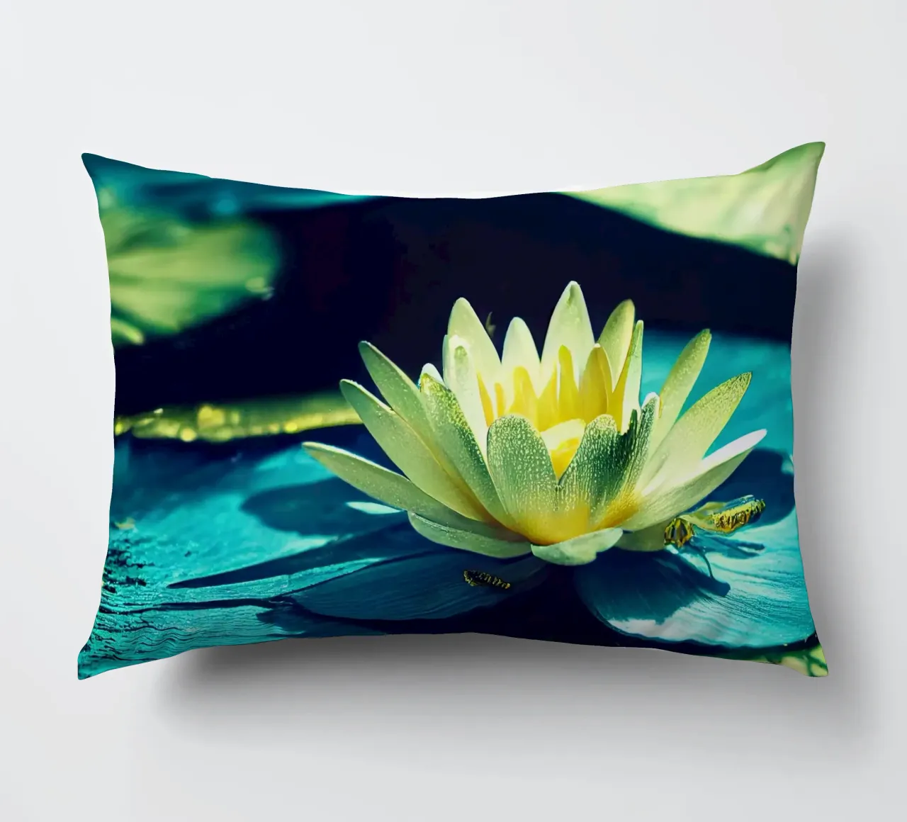 Macro fiore di ninfea blu cuscino da Bold Blooms