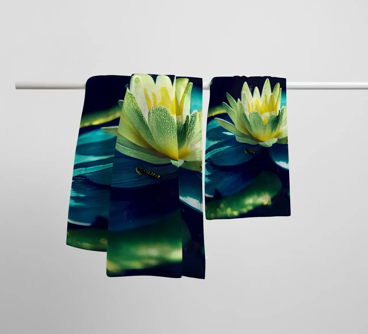 Macro fiore di ninfea blu asciugamano da bagno da Bold Blooms