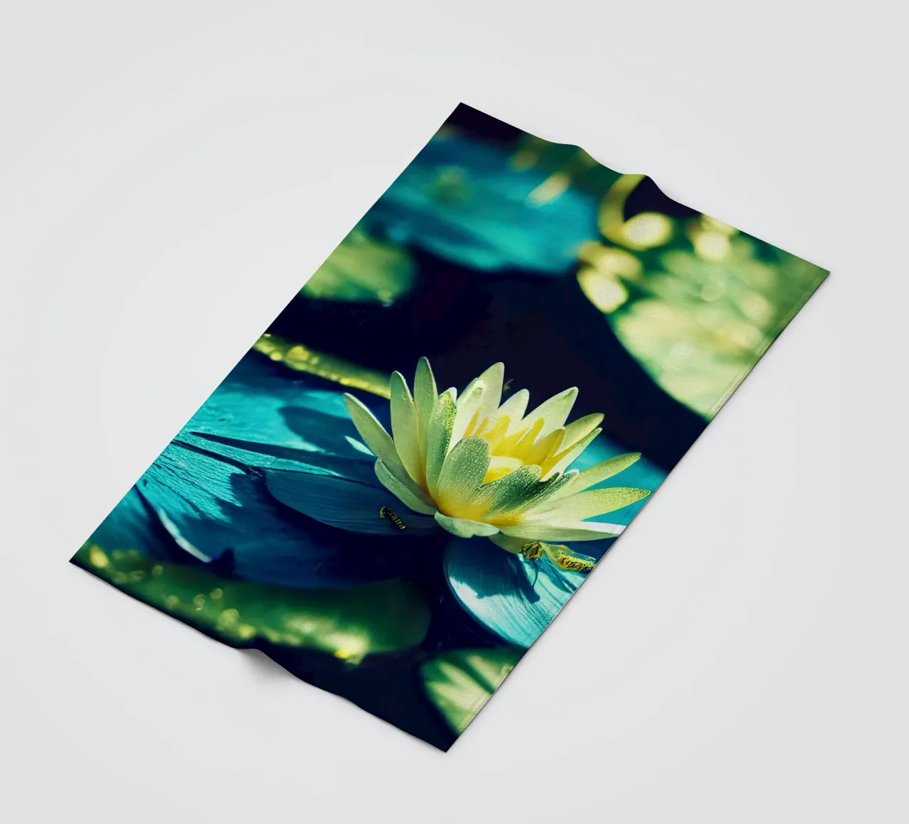 Macro fiore di ninfea blu coperta in pile da Bold Blooms