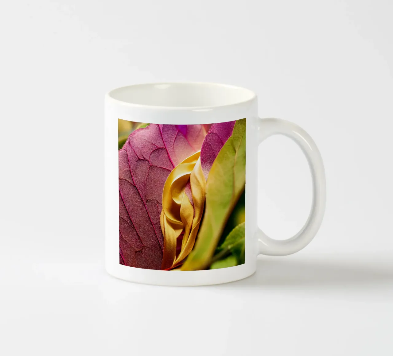 Macro Bougainvilea Flower tazza in ceramica da Bold Blooms