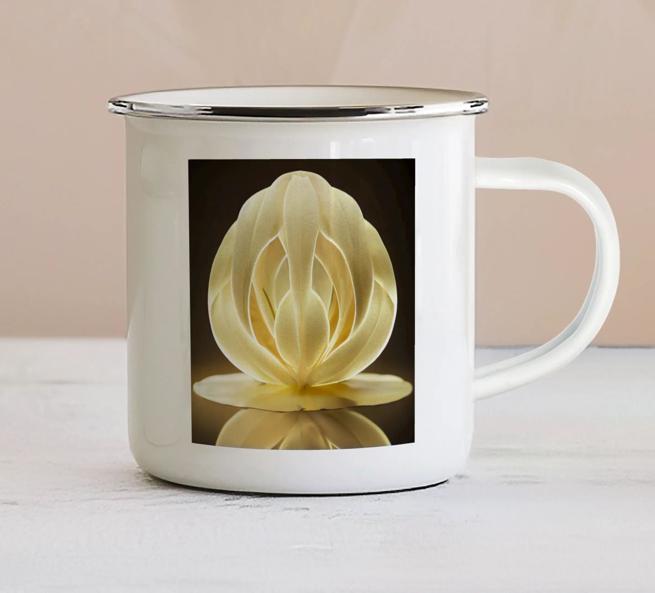 Macro bava di malva tazza in smalto da Bold Blooms