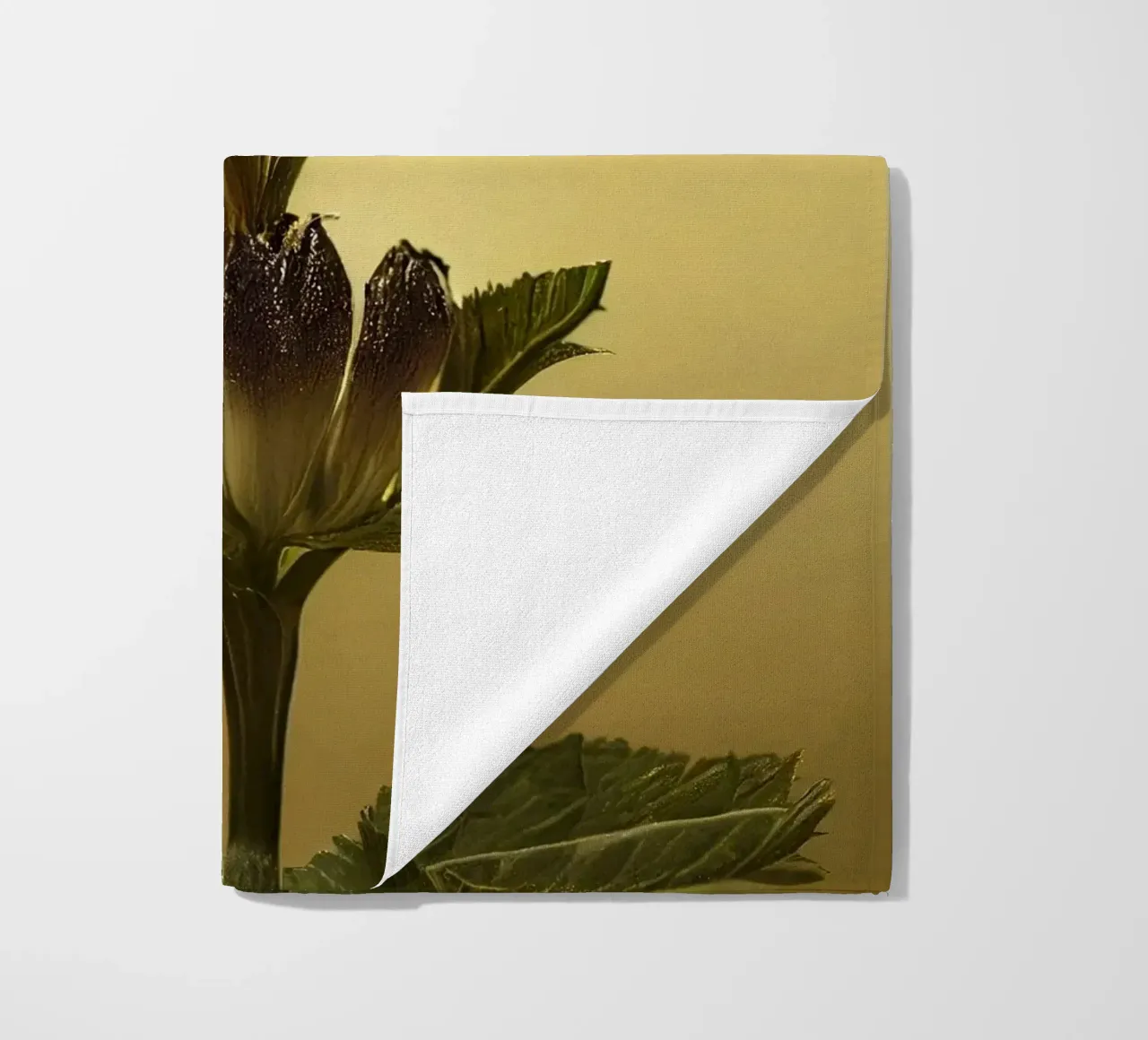 Macro Braamstruik strandhanddoek van Bold Blooms