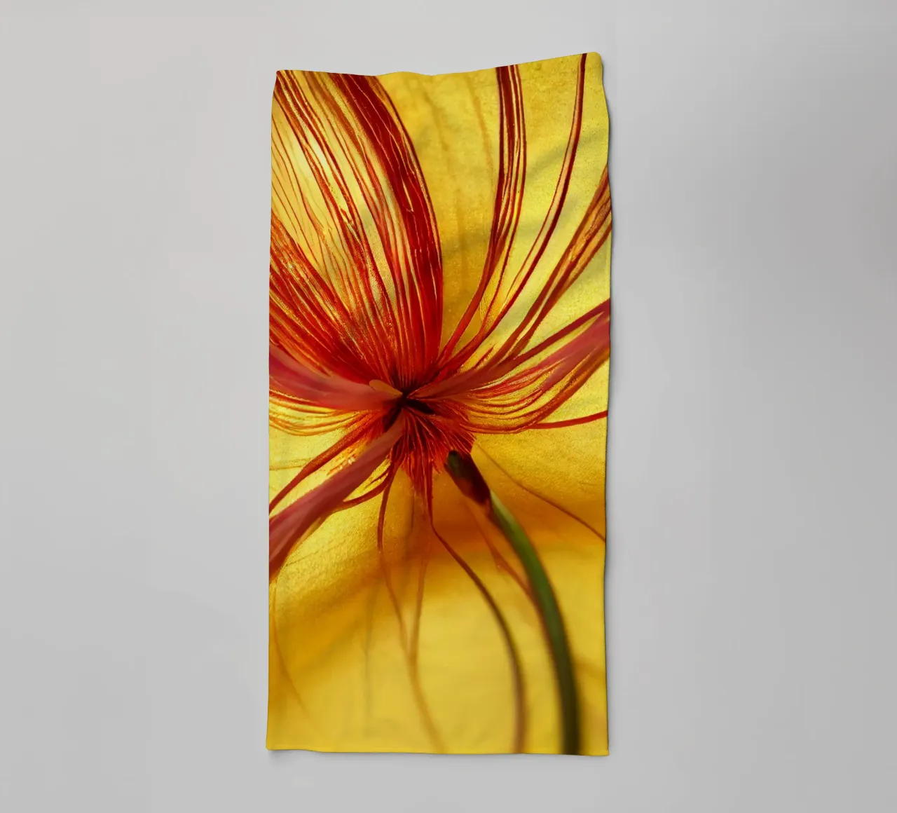 Macro Butea Monosperma Flower asciugamano da bagno da Bold Blooms