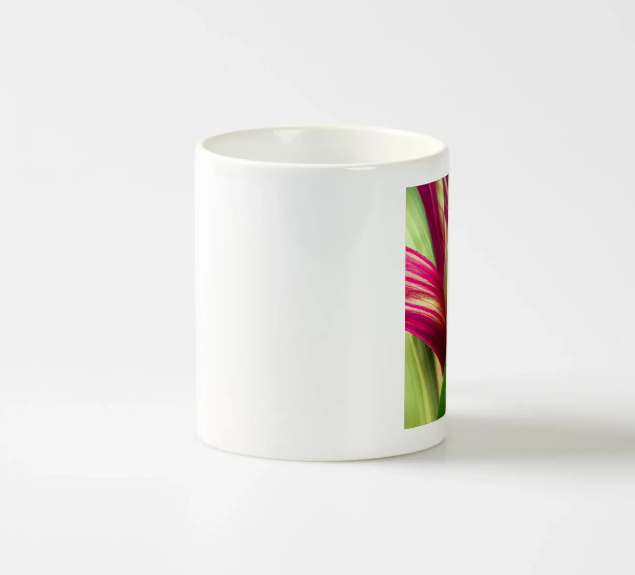 Macro fiore di giglio di Canna tazza in ceramica da Bold Blooms