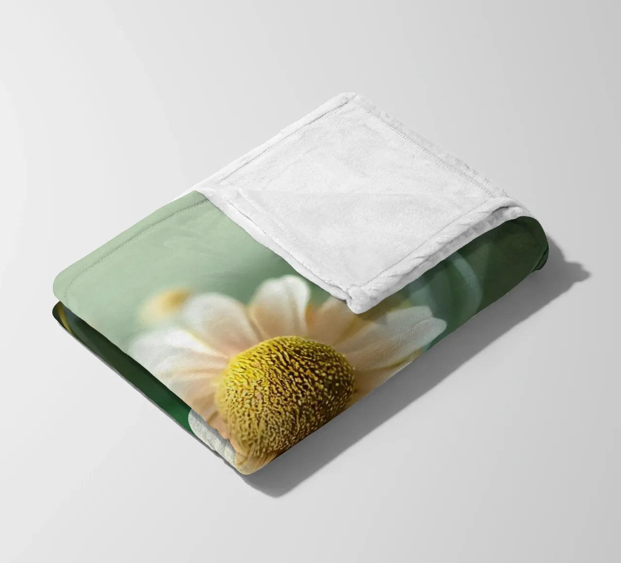 Fiore di camomilla macro coperta in pile da Bold Blooms