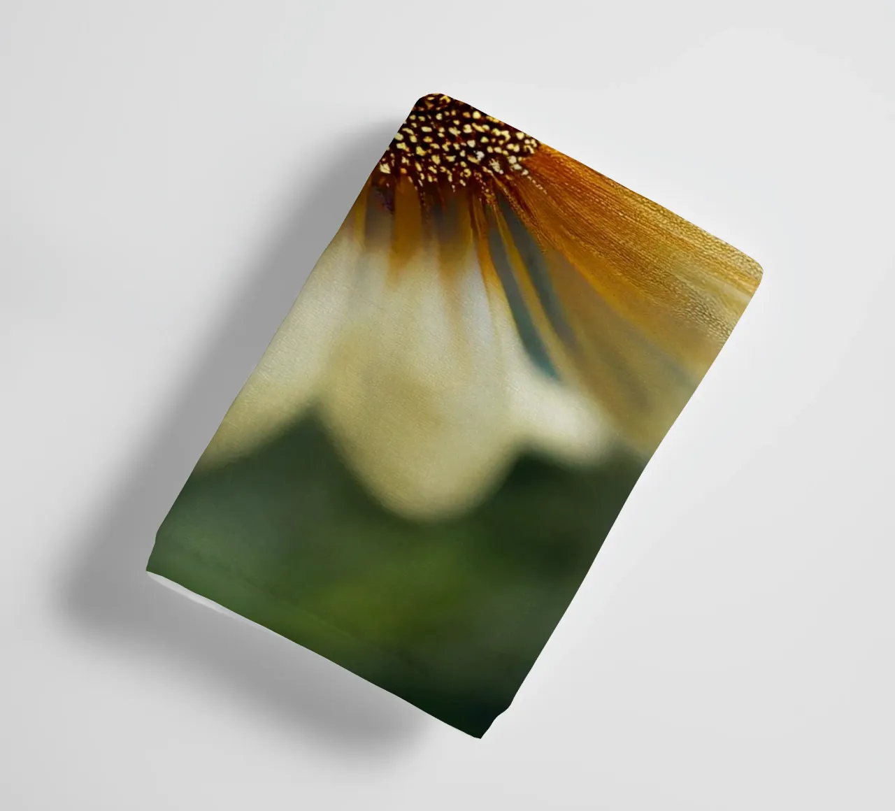 Fiore di camomilla macro asciugamano da bagno da Bold Blooms