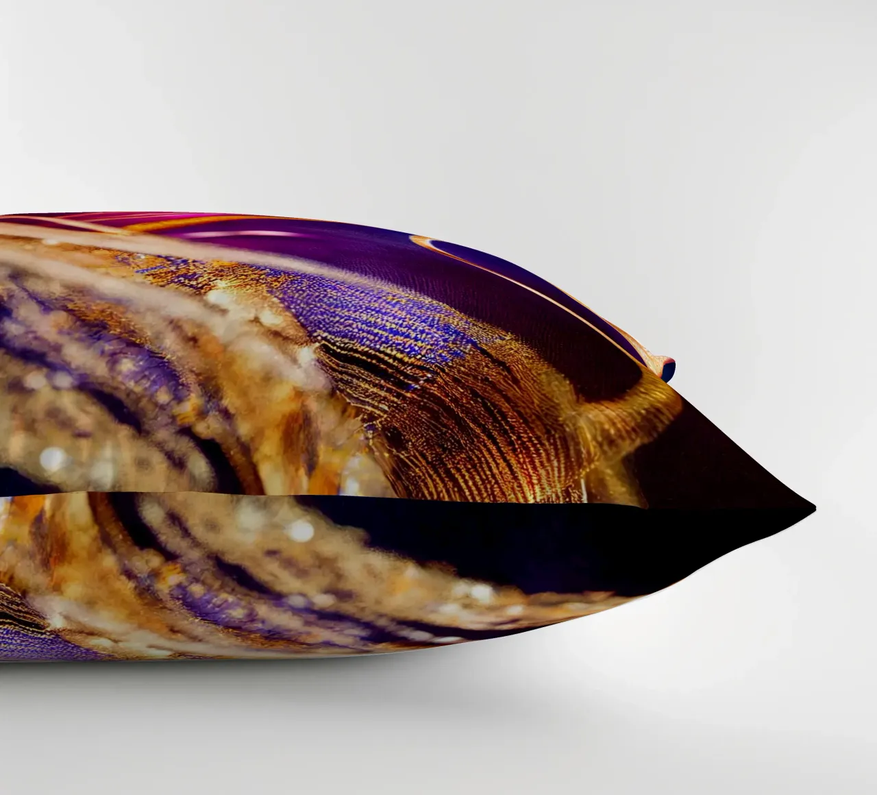 Makro Chandramallika Blume Kissen von Bold Blooms