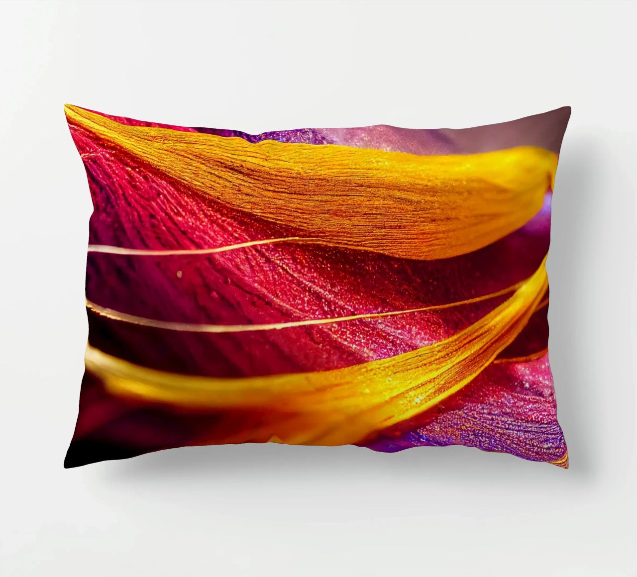 Macro Cobra Saffron Flower cuscino da Bold Blooms