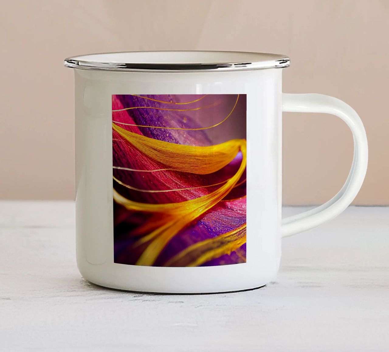 Macro Cobra Saffron Flower tazza in smalto da Bold Blooms