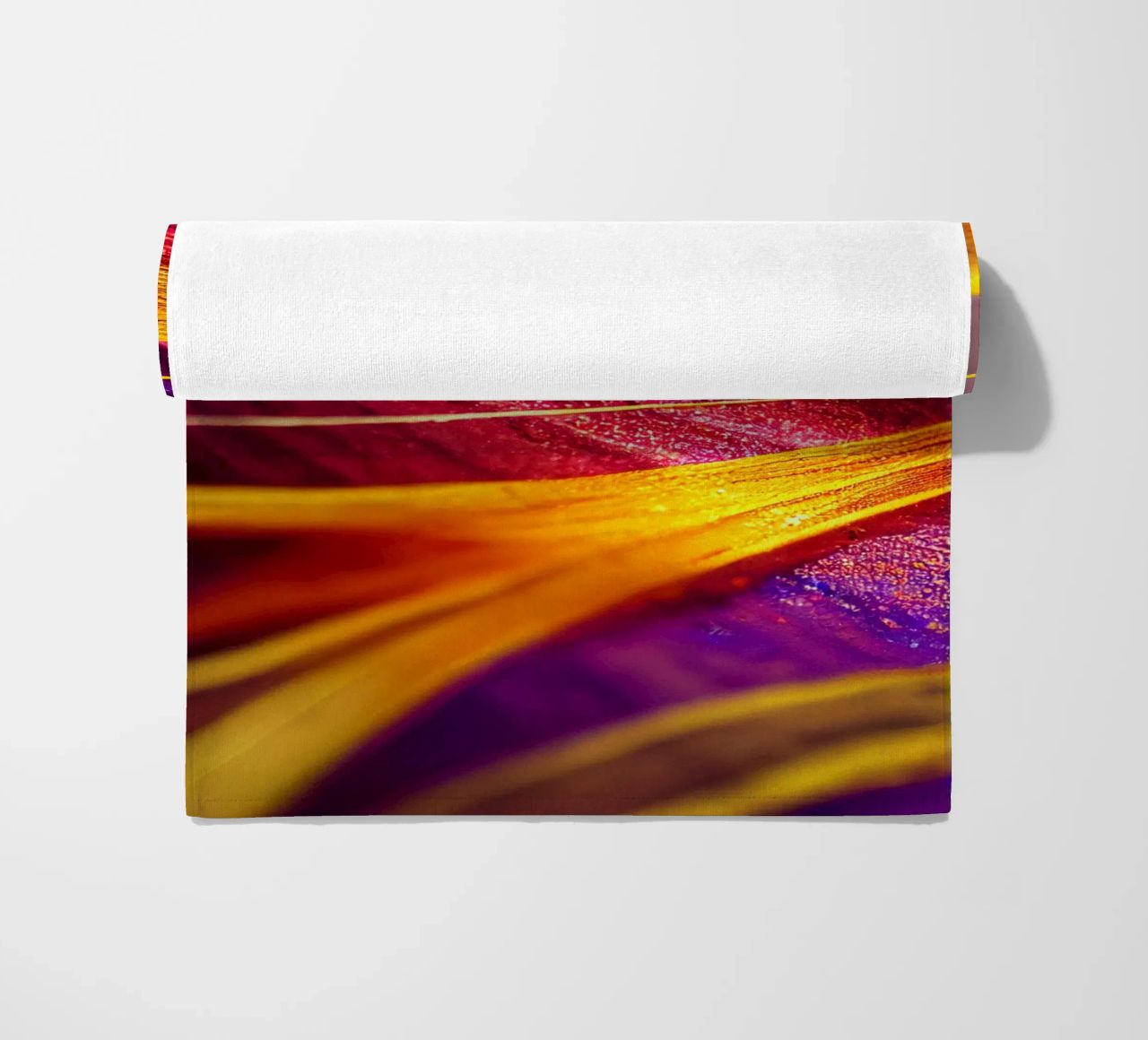 Macro Cobra Saffron Flower telo mare da Bold Blooms