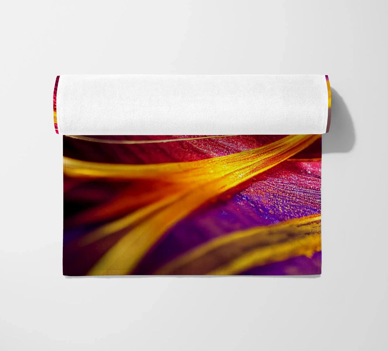 Macro Cobra Saffron Flower telo mare da Bold Blooms
