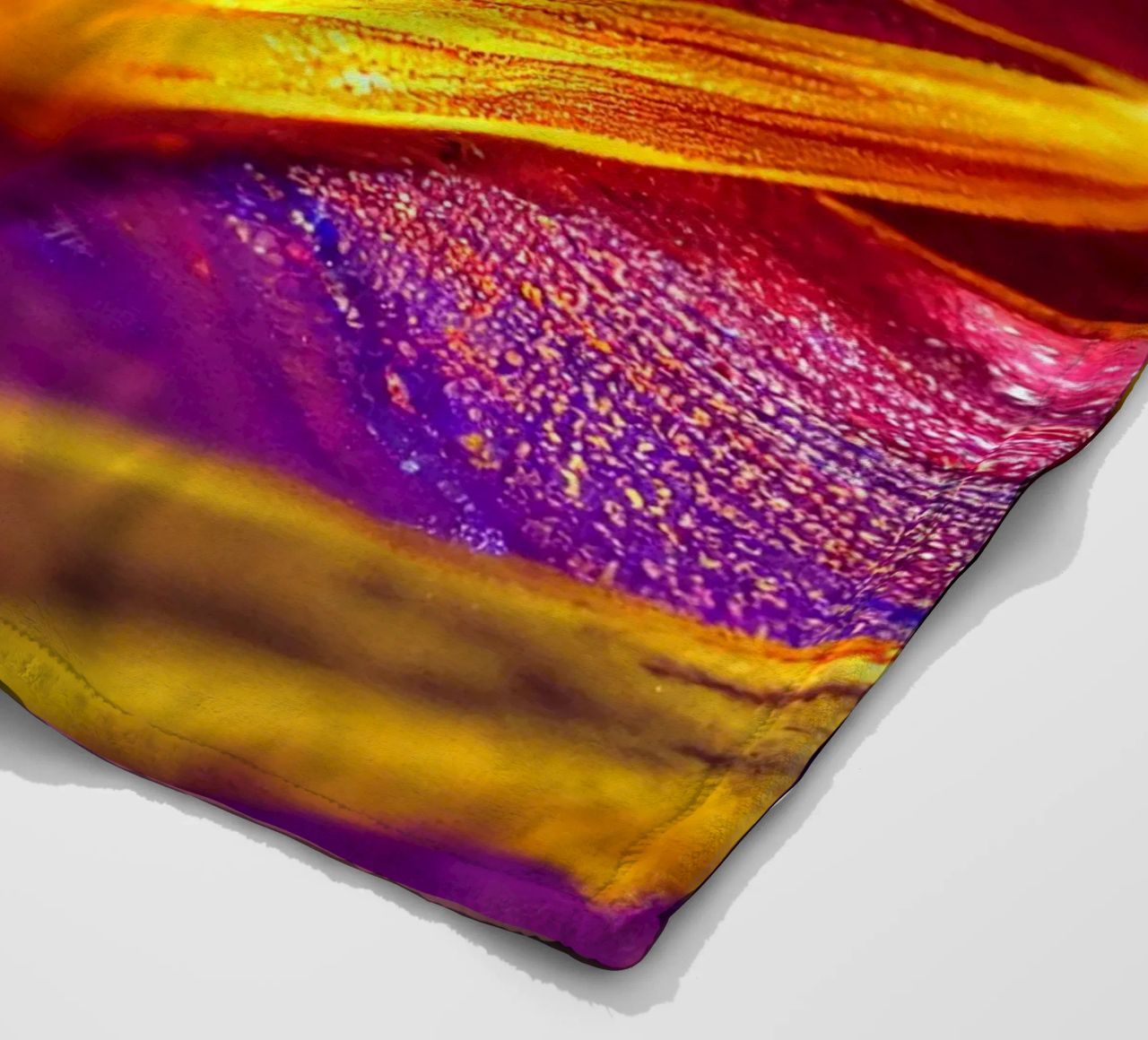 Macro Cobra Saffron Flower coperta in pile da Bold Blooms