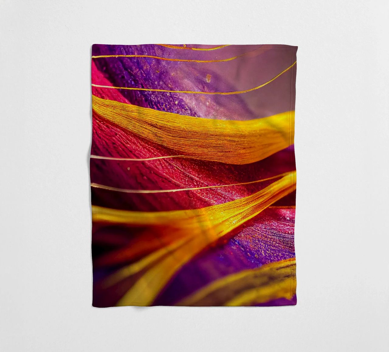 Macro Cobra Saffron Flower coperta in pile da Bold Blooms