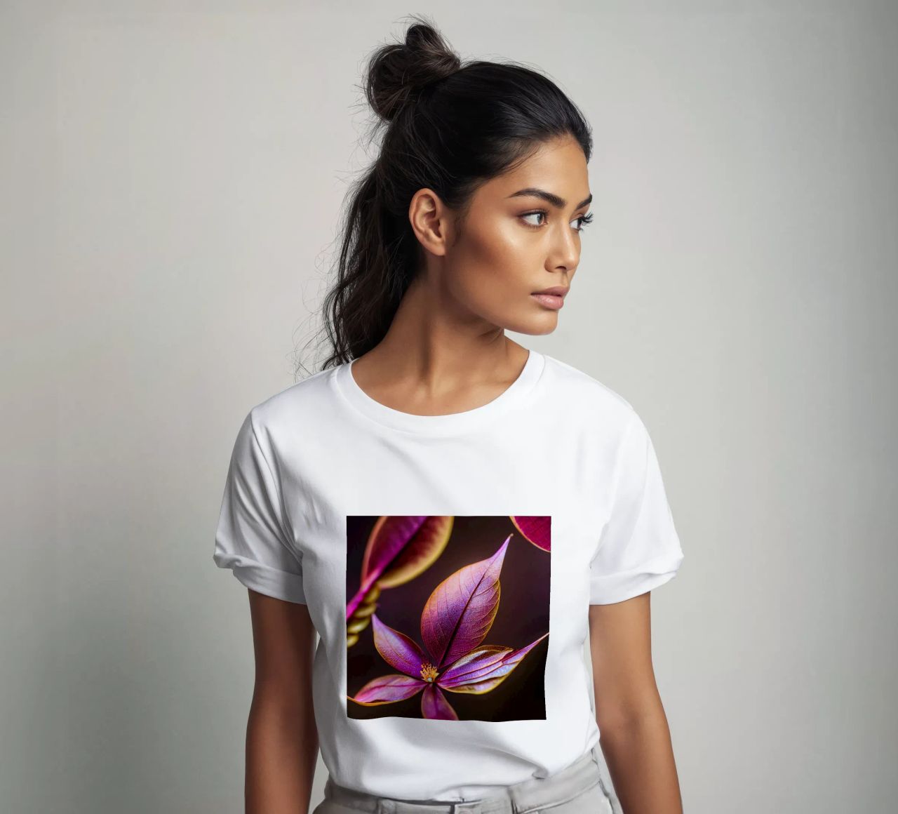 Macro Fiore di mirto comune t-shirt da Bold Blooms