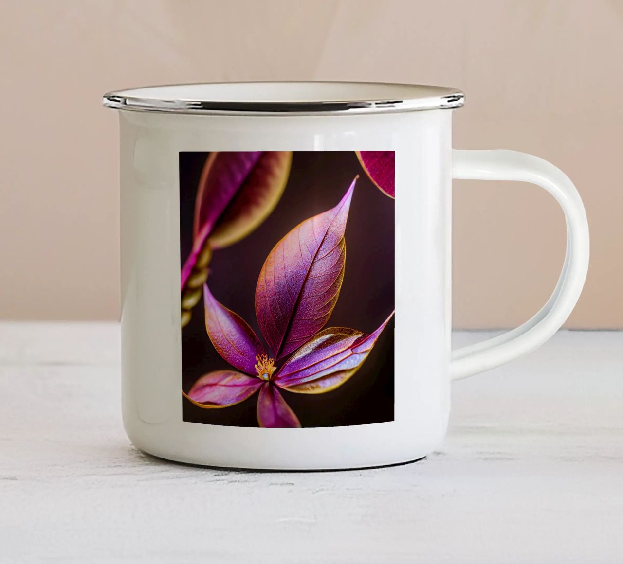 Macro Fiore di mirto comune tazza in smalto da Bold Blooms