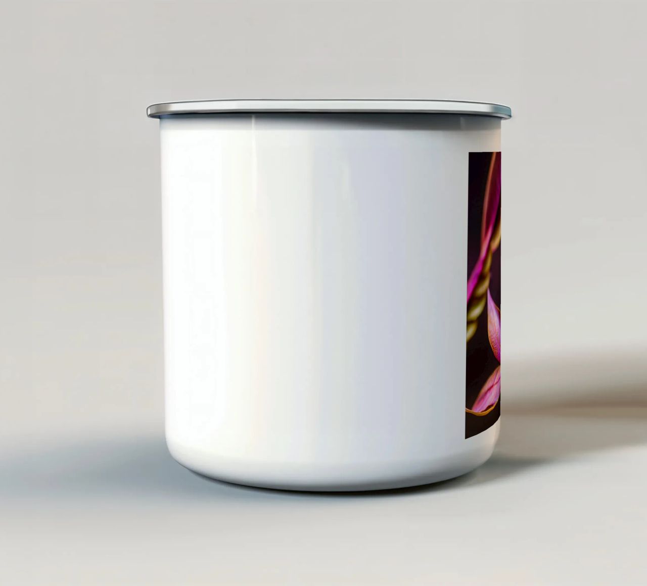 Macro Fiore di mirto comune tazza in smalto da Bold Blooms