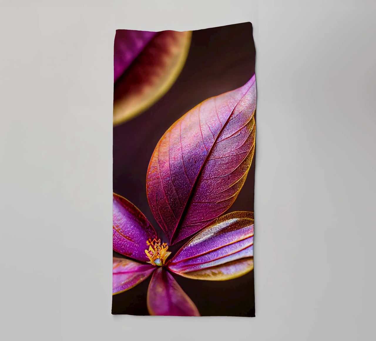 Macro Fiore di mirto comune asciugamano da bagno da Bold Blooms