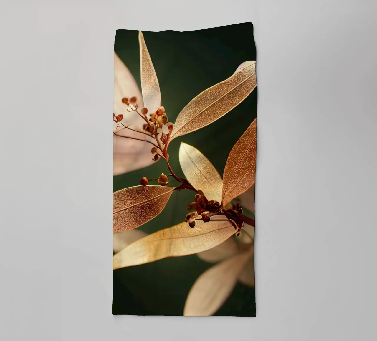 Macro Fiore di mirto comune asciugamano da bagno da Bold Blooms