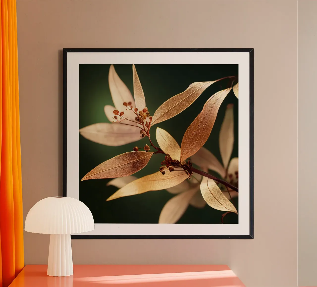 Macro Fiore di mirto comune poster con telaio in alluminio da Bold Blooms