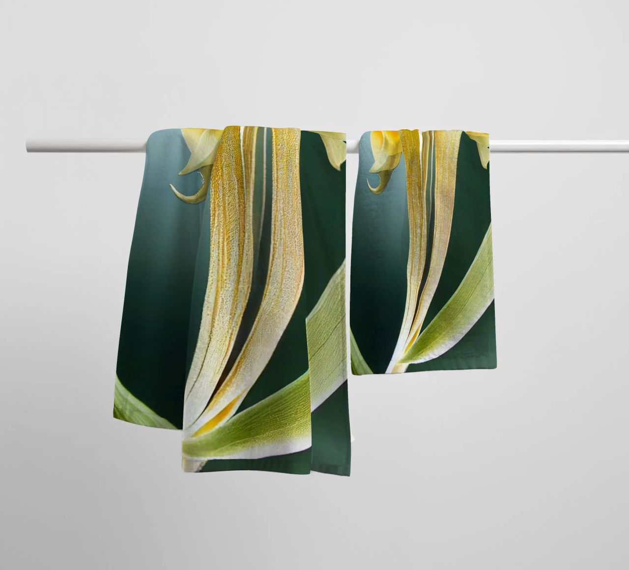 Macro fiore di orchidea coda di volpe asciugamano da bagno da Bold Blooms