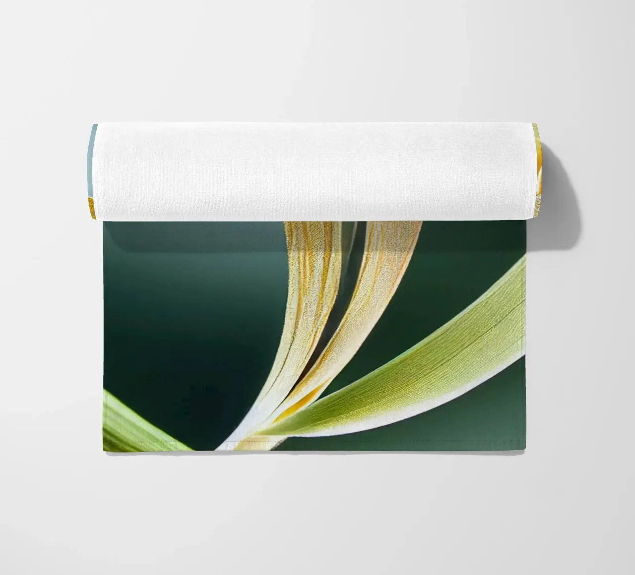 Makro Fuchsschwanz Orchidee Blume Strandtuch von Bold Blooms