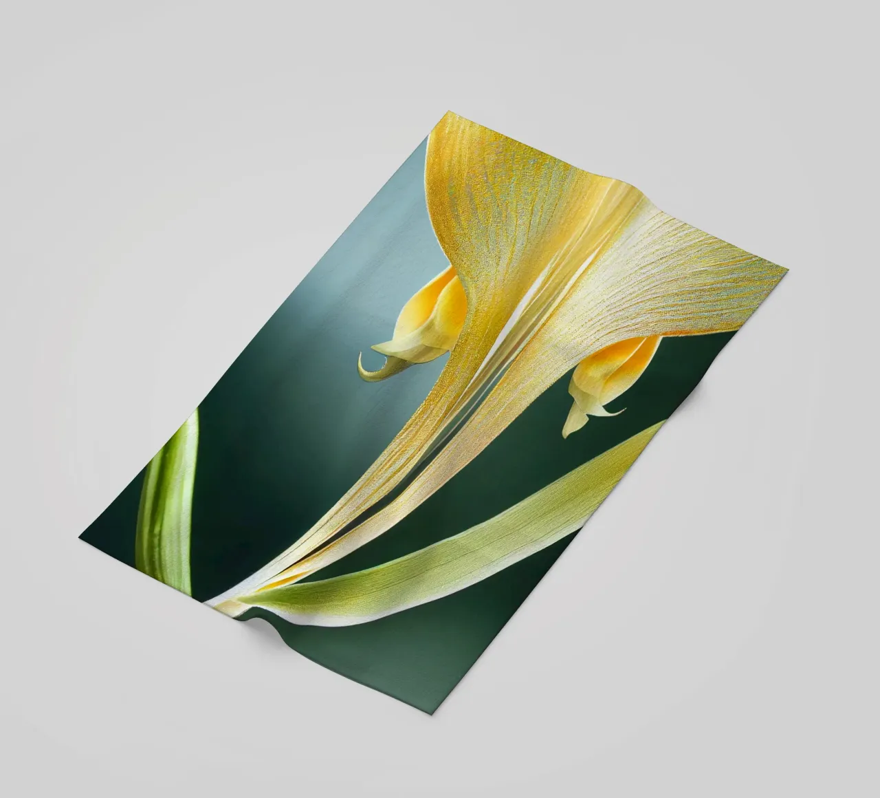 Makro Fuchsschwanz Orchidee Blume Strandtuch von Bold Blooms