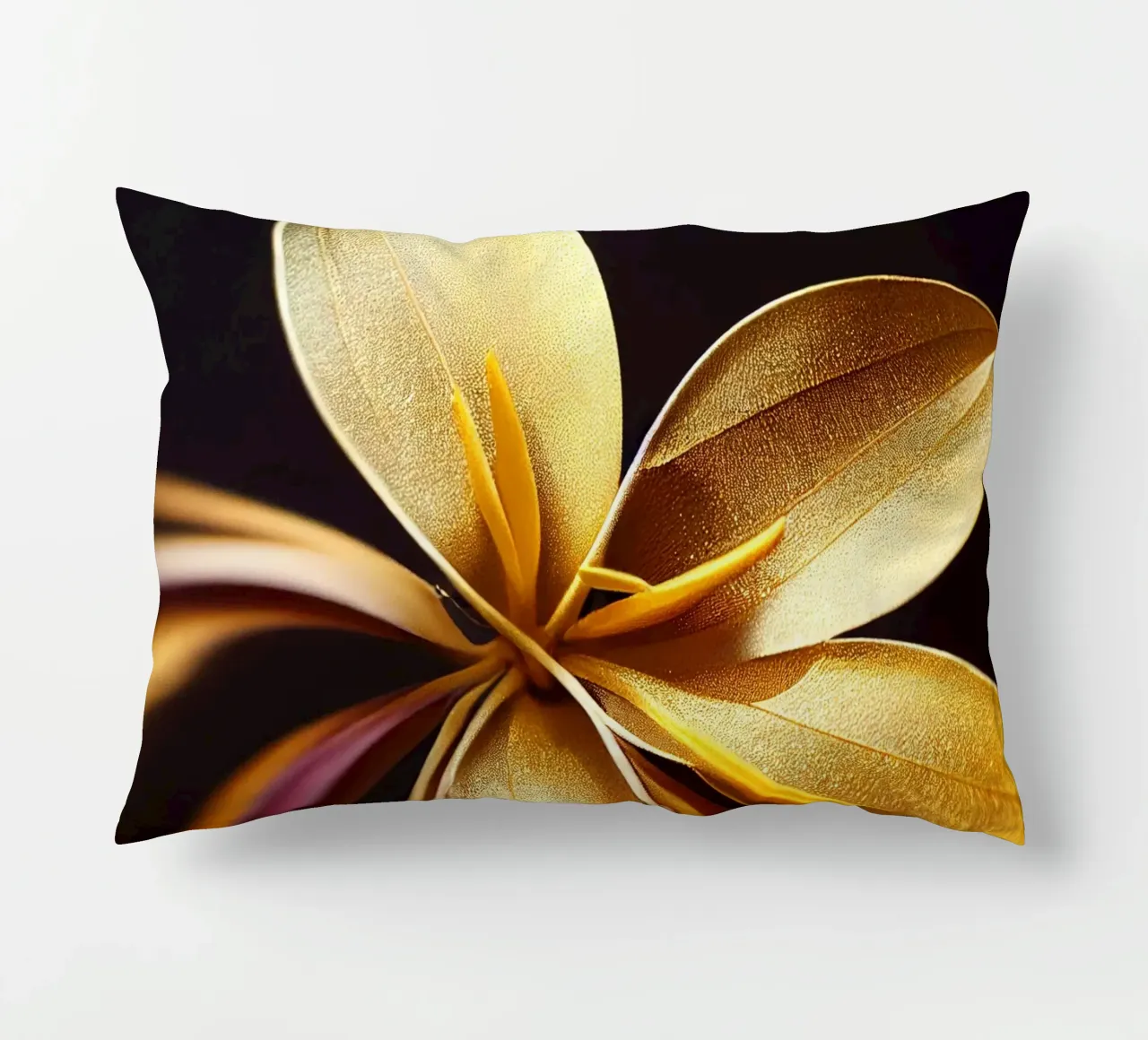Macro fiore di Frangipani dorato cuscino da Bold Blooms