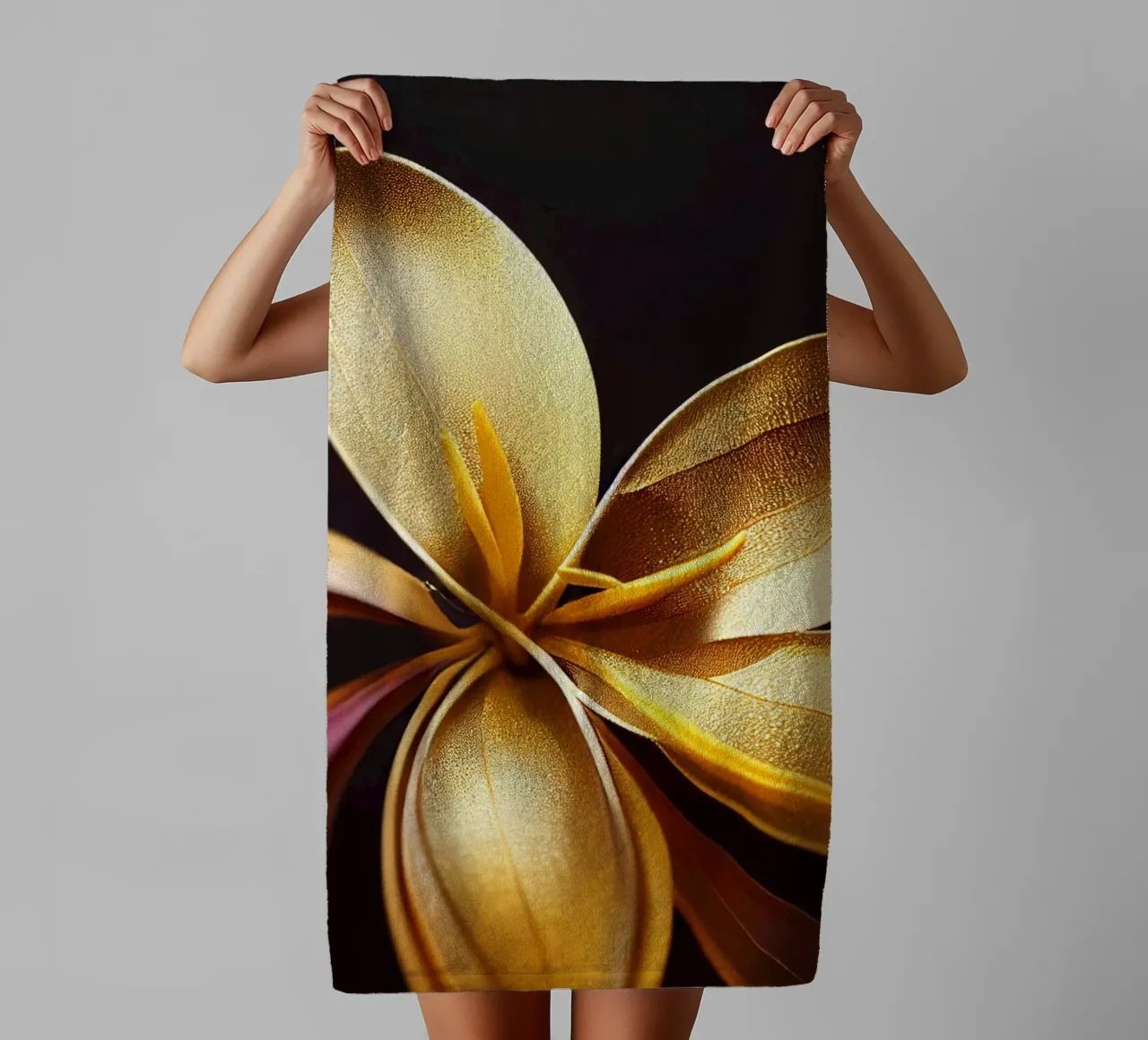 Macro Gouden Frangipanibloem badhanddoek van Bold Blooms