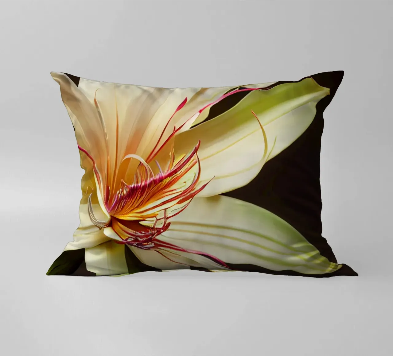 Macro Grande fiore di giglio crinum cuscino da Bold Blooms