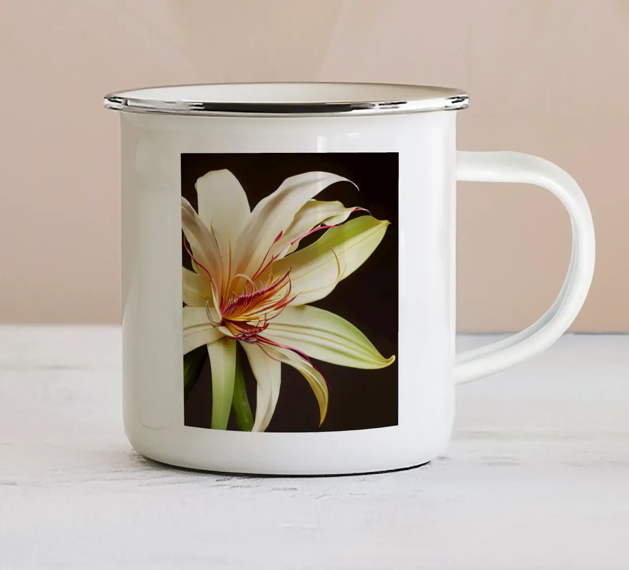 Macro Grande fiore di giglio crinum tazza in smalto da Bold Blooms