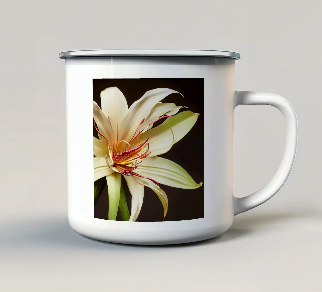 Macro Grande fiore di giglio crinum tazza in smalto da Bold Blooms
