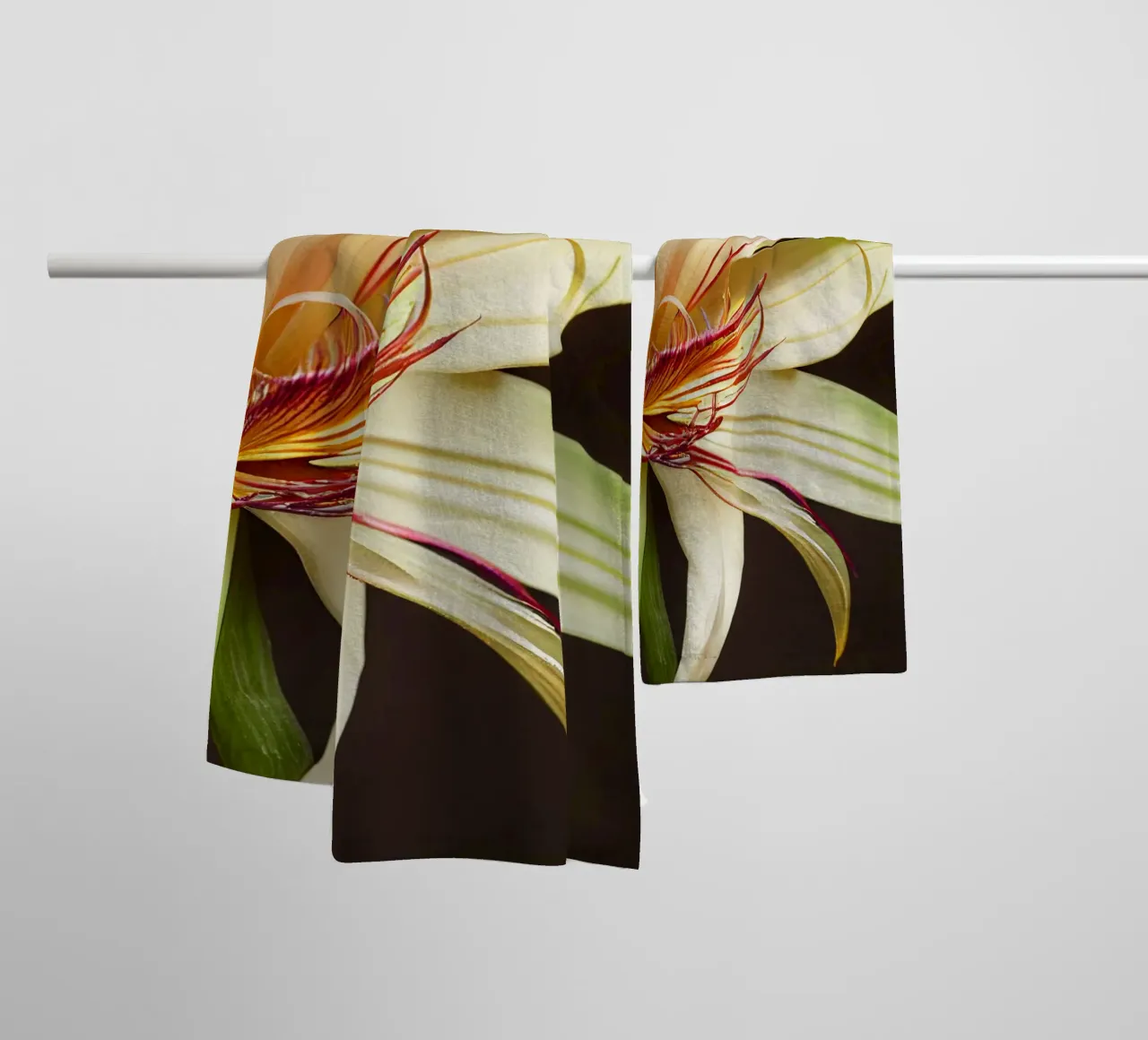Macro Grande fiore di giglio crinum asciugamano da bagno da Bold Blooms
