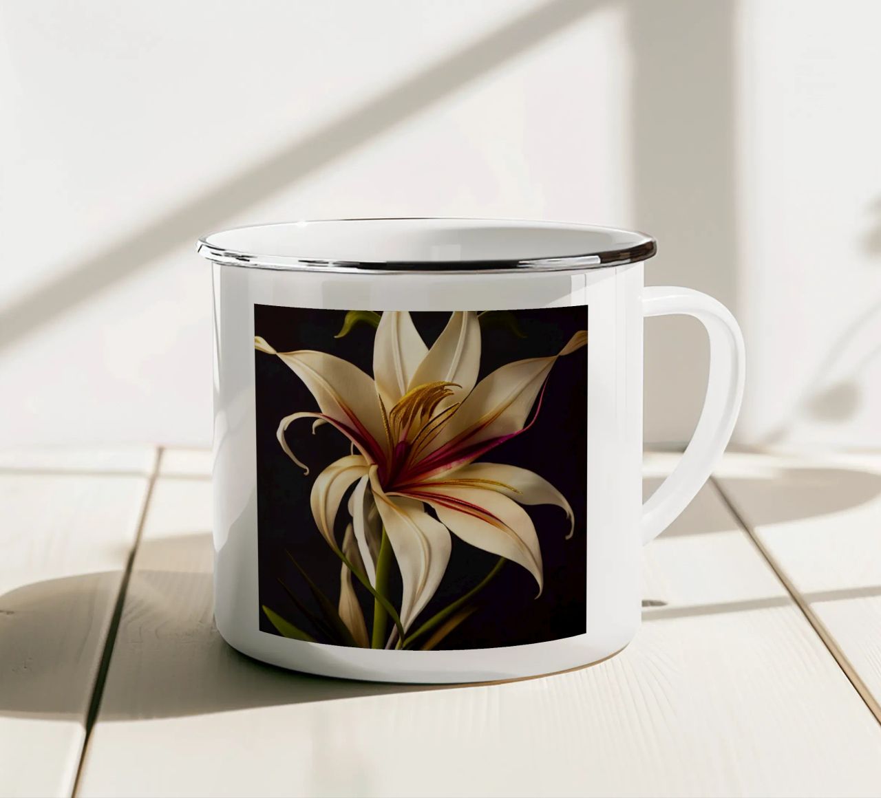 Macro Grande fiore di giglio crinum tazza in smalto da Bold Blooms