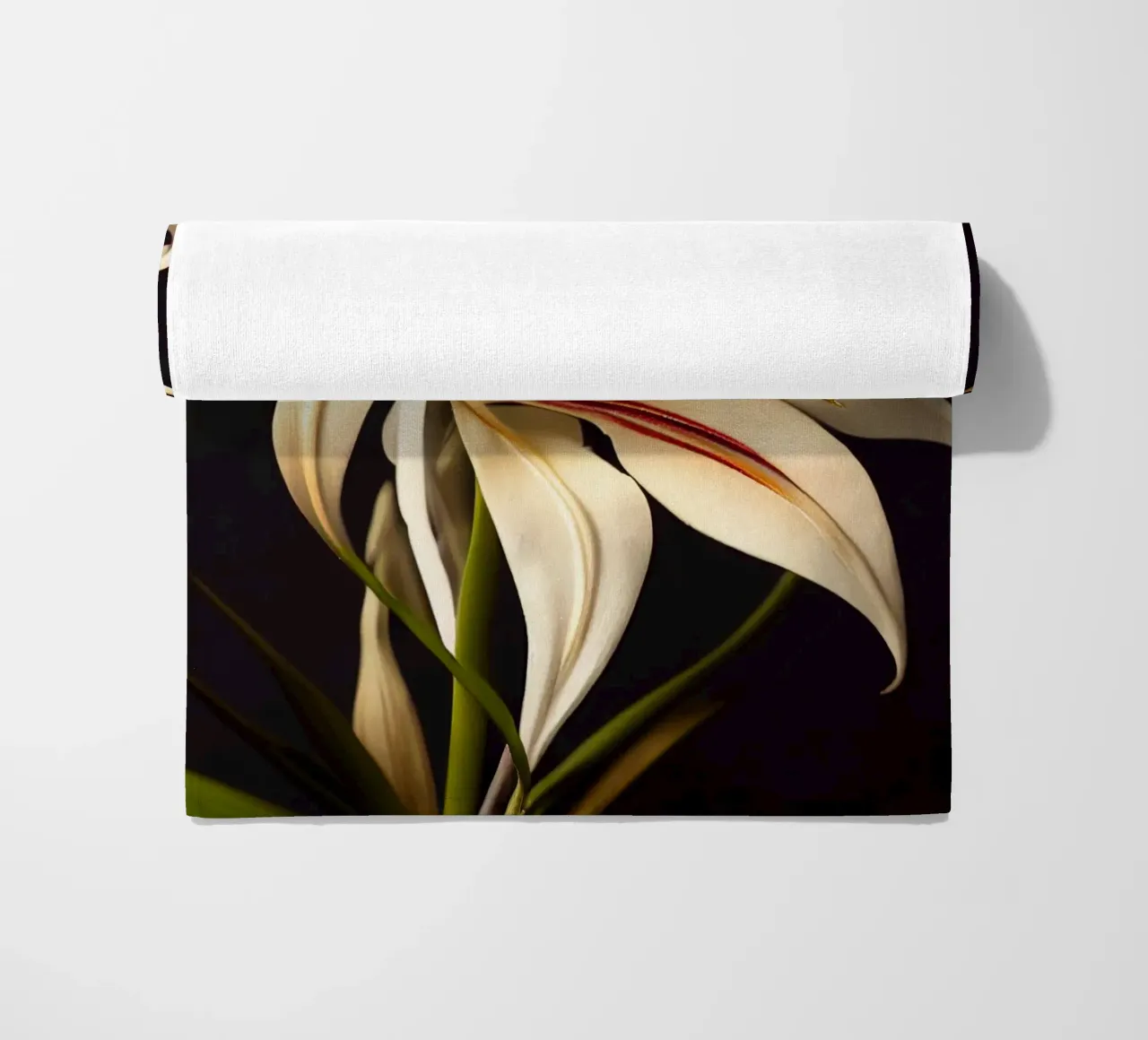 Macro Flor de lirio Grand Crinum toalla de playa de Bold Blooms